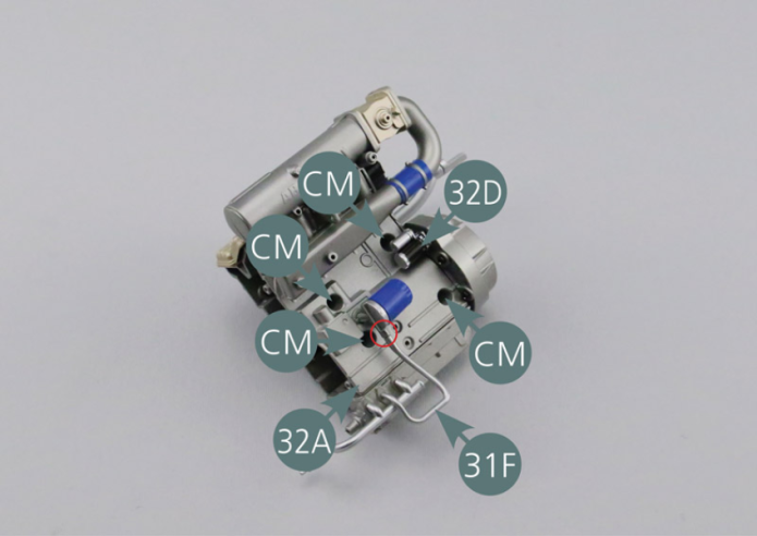 Assembler les blocs moteur droit 29A et gauche 32A en veillant à raccorder correctement la conduite d’huile 31F au filtre à huile 32C (cercle rouge).Fixer les deux moitiés 29A et 32A du moteur avec quatre vis CM, puis positionner le démarreur 32D dans le carter de boîte de vitesses 31A.