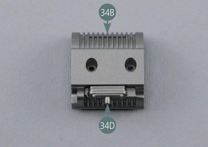 Positionner l’élément 34D sur la partie intérieure du turbocompresseur 34B et le fixer par en dessous avec une vis AP.