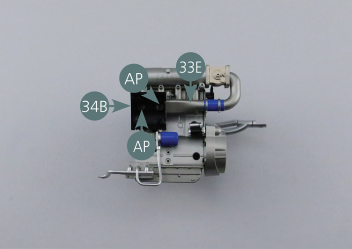 Positionner la partie intérieure du turbocompresseur 34B sur le collecteur de suralimentation 33E et la fixer avec deux vis AP.