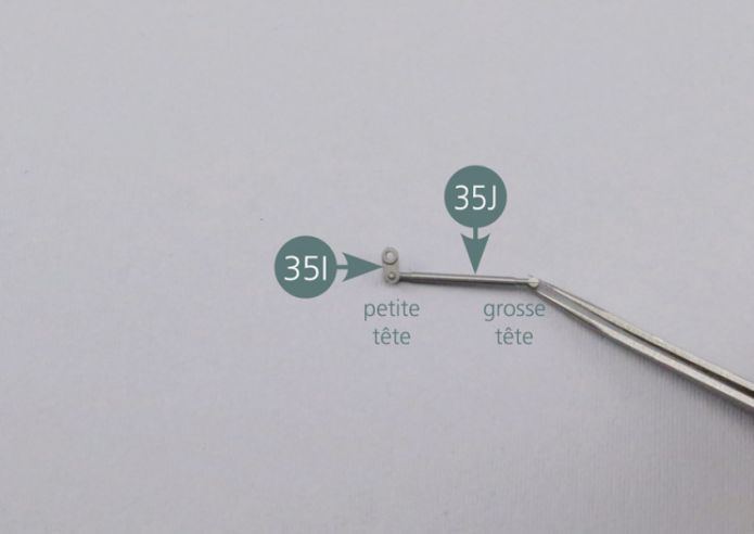 Positionner le levier avant d’accélérateur 35I sur la tringle d’accélérateur 35J. Observer la différence entre les deux extrémités de la pièce 35J (petite tête et grosse tête).Positionner la tringle d’accélérateur 35J sur le levier inférieur d’accélérateur 35H.