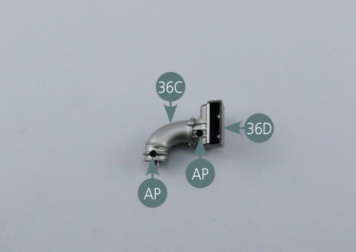 Positionner le collecteur de boîte à air 36C sur le collecteur 36D et le fixer avec deux vis AP.Positionner la boîte à air 36A sur le collecteur assemblé 36C-36D et la fixer depuis l’intérieur avec une vis RP.Obturer la boîte à air 36A avec le couvercle 36B.