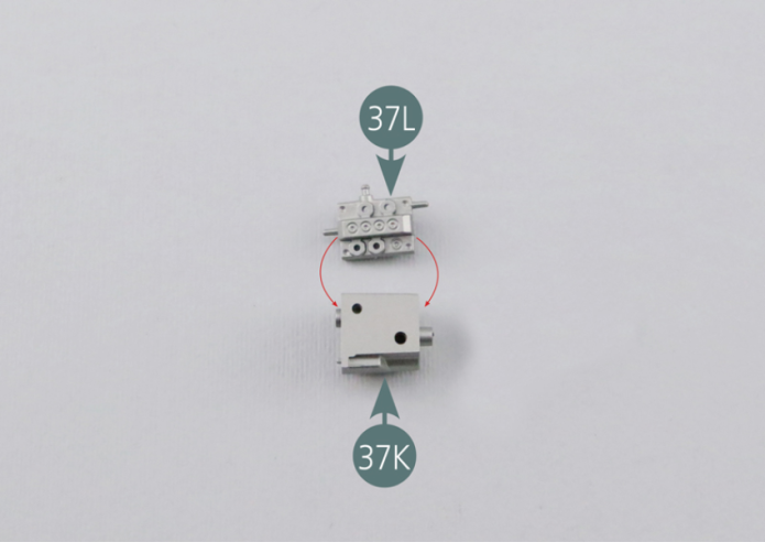 Positionner le distributeur de pompe d’injection 37L sur la pompe d’injection 37K, puis positionner le carter de pompe d’injection 37M sur cet assemblage et le fixer avec une vis AP.