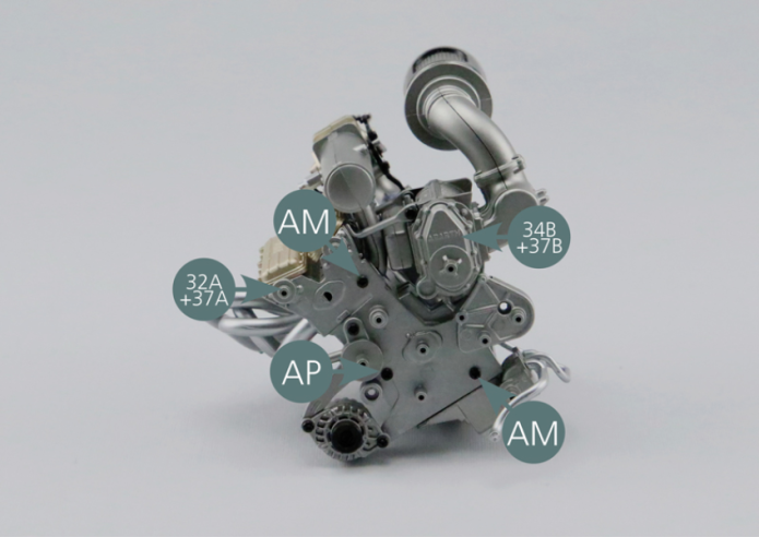 Positionieren Sie die Vorderseite des Motors (37A) am Motorblock und befestigen Sie ihn dann mit zwei AM-Schrauben und einer AP-Schraube. Befestigen Sie die Einspritzpumpe (37K) mit einer AP-Schraube an der Vorderseite des Motors (37A). 