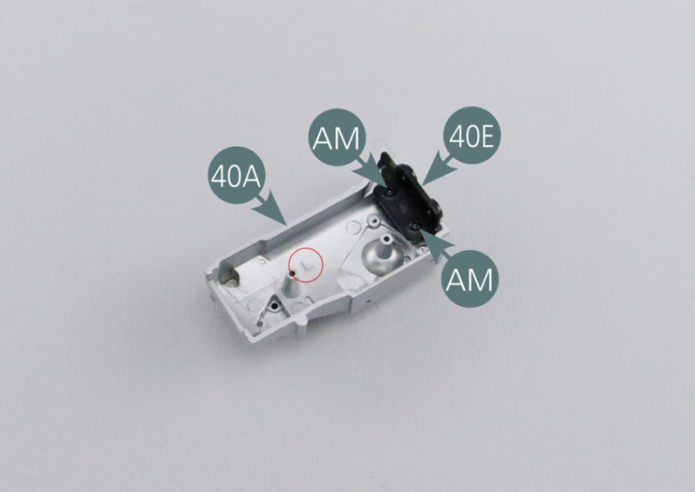 Place the clutch joint(40E) on the left gearbox (40A) (marked with the letter L) and secure with two AM screws.