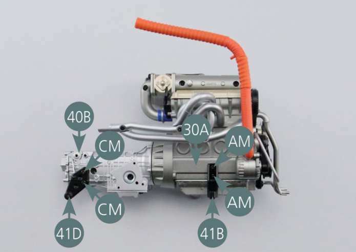 Posiciona el soporte motor trasero derecho (41D) sobre el lado derecho de la caja de cambios (40B) y asegúralo con dos tornillos CM. En el mismo lado del motor, posiciona el soporte de motor delantero derecho (41B) sobre la culata motor (30A) y fíjalo con dos tornillos AM.