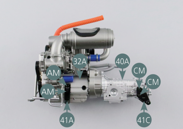 Sull'altro lato del motore, posizionare il supporto motore anteriore sinistro (41A) sul blocco motore sinistro (32A) e fissarlo con due viti AM. Posizionare il supporto posteriore sinistro del motore (41C) sul lato sinistro del cambio (40A) e fissarlo con due viti CM.