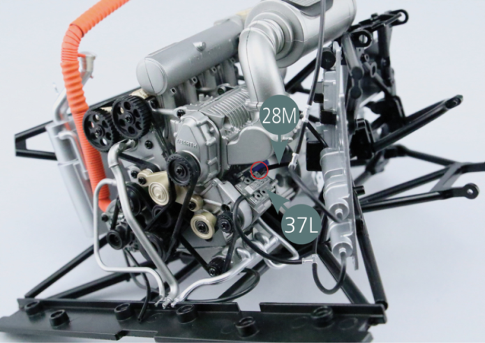 Connect the second fuel hose (28M) to the injection pump distributor (37L) as shown in the picture (red circle).