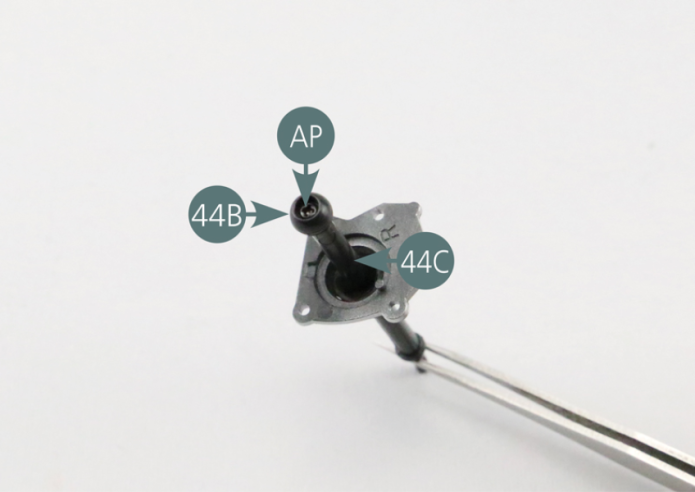 Positionner le joint à rotule 44B sur l'arbre de transmission arrière droit 44C et le fixer avec une vis AP.