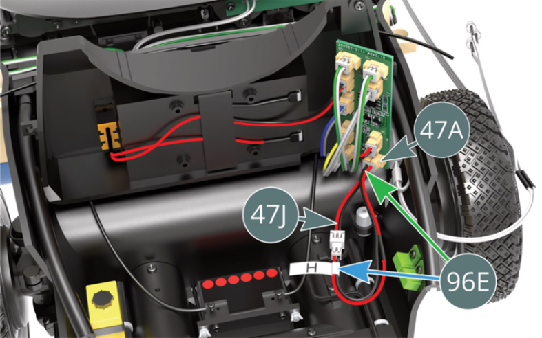 Despega la Cinta adhesiva (47B) de la Placa PCB (47A). Identifica el conector marcado H en la Placa PCB (47A) y desconecte el Cable H (47J) (rojo-negro). Conecta un extremo de la Extensión del cable H (96E) al Cable H previamente desconectado (47J), y luego el otro extremo a la Placa PCB (47A). Vuelve a montar la Placa PCB (47A) y el Depósito de combustible (46A), siguiendo las instrucciones 3 y 2 en orden inverso, indicado por una flecha roja.