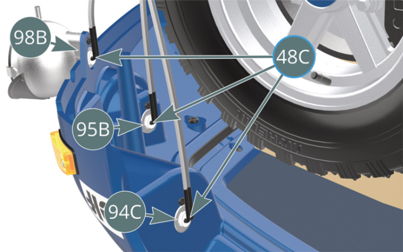 Connecter les trois ampoules LED du câble 48C le plus long dans les phares droits 98B, 95B et 94C, puis fixer les câbles sur la carrosserie 66A avec du ruban adhésif 99M (illustrations ci-dessus).