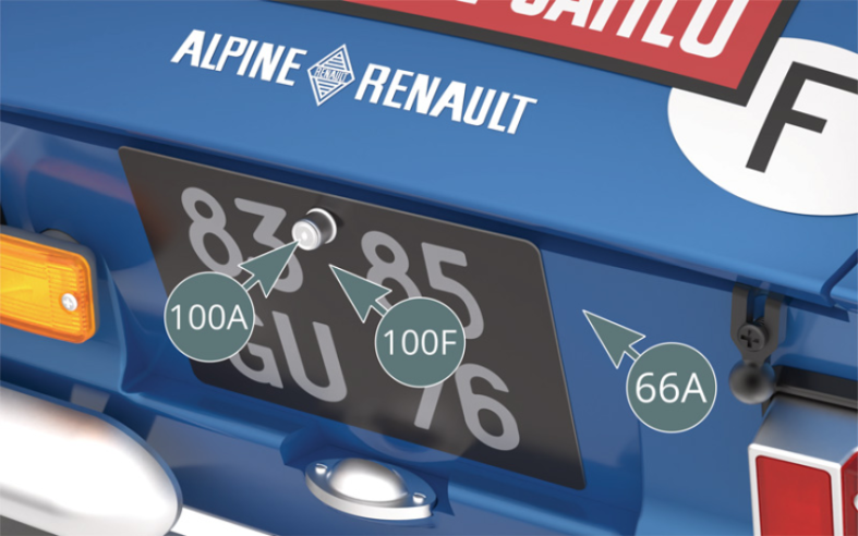 Positionner la serrure de coffre 100A sur l’autocollant de plaque immatriculation arrière 100F de la voiture n° 9 et sur le panneau arrière de la carrosserie 66A.