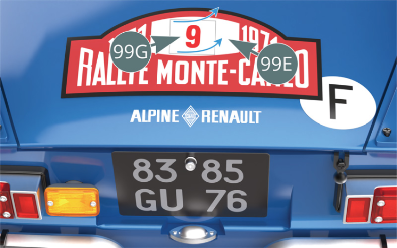 Détacher l’autocollant 99G (voiture n° 9) avec son film supérieur du support papier. L’appliquer sur la plaque de rallye arrière 99E, puis retirer le film supérieur.  