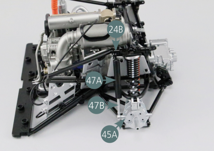 Positionner un amortisseur sur le côté gauche du berceau moteur. Fixer l’extrémité supérieure du cylindre d’amortisseur 47A sur le support de bras de liaison #1 24B avec une vis RP.Fixer ensuite l’extrémité inférieure du piston d’amortisseur 47B sur le moyeu arrière gauche 45A avec une vis UM.