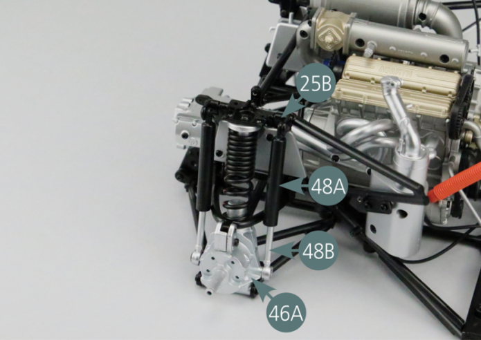 Positionner le second amortisseur sur le berceau moteur. Fixer l’extrémité supérieure du cylindre d’amortisseur 48A sur le support de bras de liaison #2 25B avec une vis RP.Fixer ensuite l’extrémité inférieure du piston d’amortisseur 48B sur le moyeu arrière gauche 46A avec une vis UM.