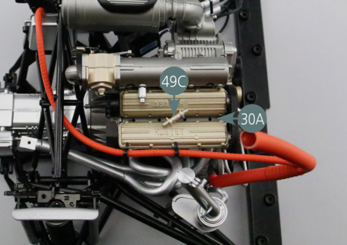 Placer le raccord de tuyau d’huile 49C sur la culasse moteur 30A. Couper deux sections de 60 mm de long dans le tuyau d’huile 49D. Raccorder la première section au bloc moteur droit 29A et au raccord 49C, puis raccorder la seconde section à la goulotte de remplissage d’huile #4 28D et au raccord 49C.