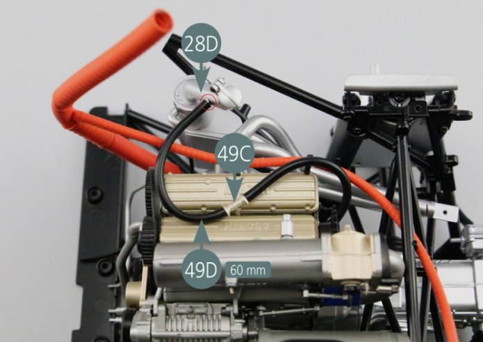 Setzen Sie den Ölschlauchanschluss (49C) auf den Motor-Zylinderkopf (30A). Schneiden Sie zwei Abschnitte von 60 mm Länge vom Ölschlauch (49D) ab. Verbinden Sie den ersten Abschnitt mit dem rechten Motorblock (29A) und Anschluss (49C), dann verbinden Sie den zweiten Abschnitt mit Öleinfüllstutzen #4 (28D) und Anschluss (49C).