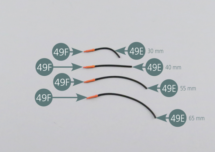 Couper quatre sections de 30 mm, 40 mm, 55 mm et 65 mm de long dans le fil de bougie 49E. Insérer un capuchon de bougie d’allumage 49F dans l’une des extrémités de chaque section. Connectez ensuite les quatre capuchons 49F sur la culasse moteur 30A.Connecter les extrémités restées libres de chaque fil de bougie au distributeur d’allumage 31J en suivant bien l’ordre indiqué sur la photo.