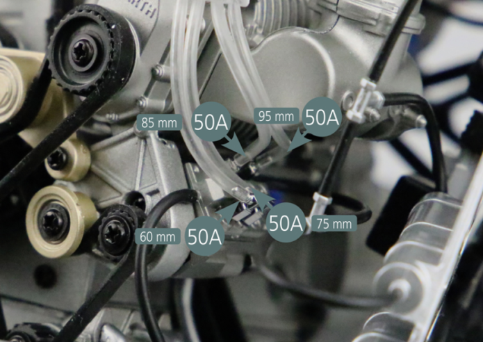 Separa las conexiones (50E&50F) de la matriz del molde y conéctalas como se muestra en la foto. Luego conecta las cuatro mangueras de combustible, según su longitud, como se muestra.