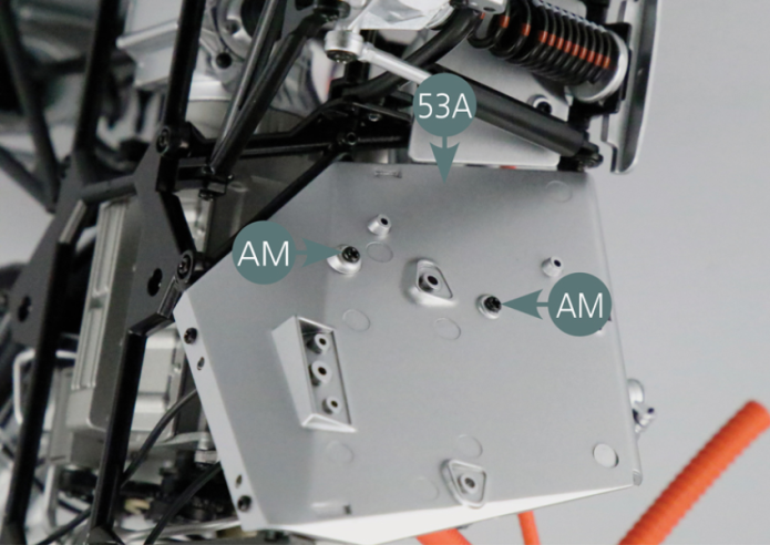 Positionner la cloison de protection 53A sur le côté droit du berceau moteur et la fixer avec deux vis AM comme indiqué sur la photo.