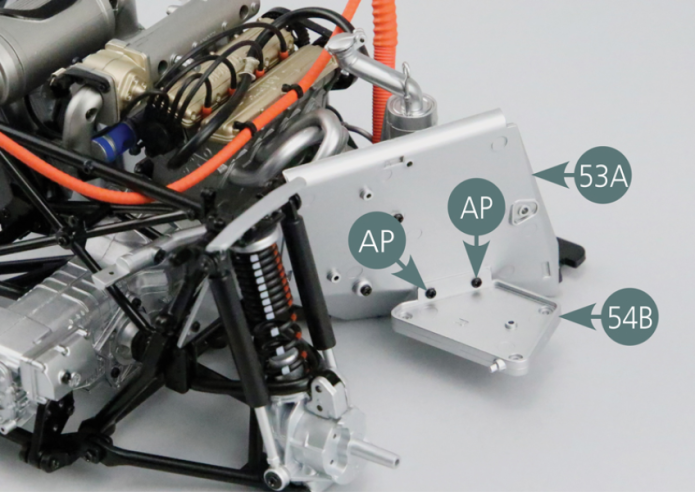 Positionner le support de réservoir 54B sur  la cloison de protection droite 53A et le fixer avec deux vis AP.