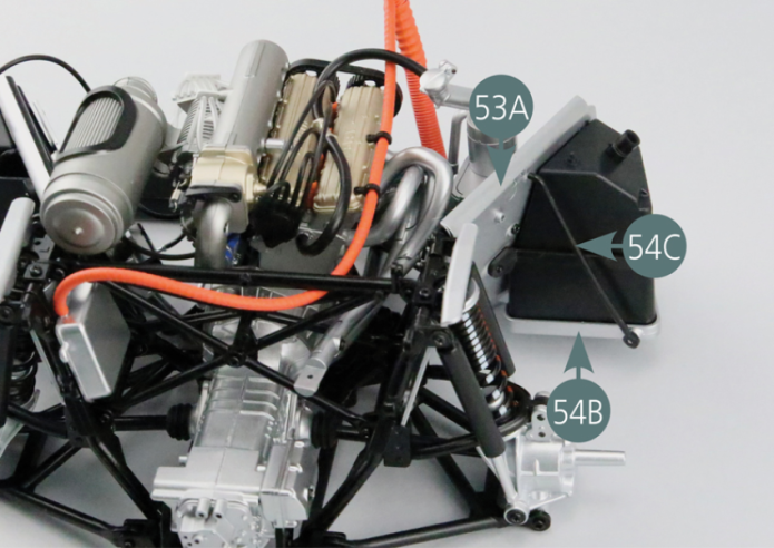 Positionieren Sie die rechte Verstärkungsstange (54C) wie abgebildet, und befestigen Sie ihre Enden an der rechten Trennwand (53A) und an der Halterung für den Kraftstofftank (54B).