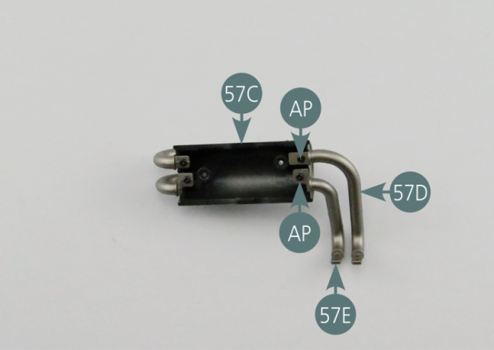 Positionner les tuyaux d’échappement 57D #3 et 57E #4 sur le silencieux (partie intérieure) 57C et les fixer avec deux vis AP.