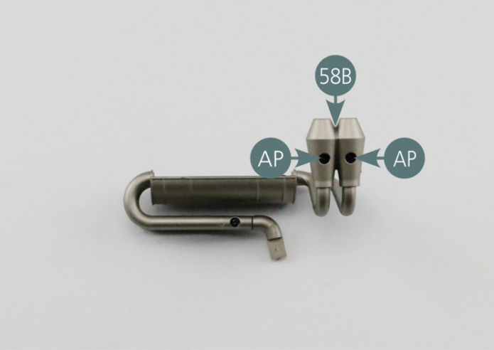 Positionner ensuite l’embout d’échappement (partie inférieure) 58B sur l’embout d’échappement (partie supérieure) 58A, puis le fixer avec deux vis AP.