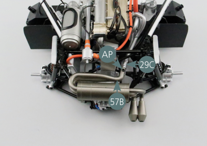 Positionner le tuyau d’échappement 57B #2 sur le collecteur d’échappement 29C #2 et le fixer avec une vis AP.