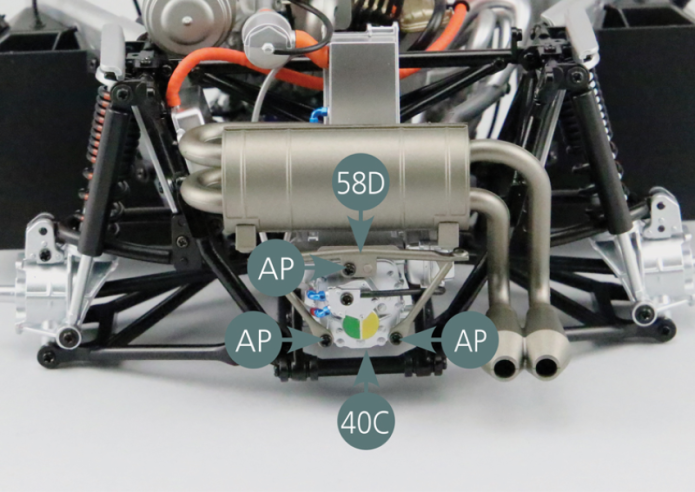 Positionner le cadre support du silencieux 58D sur la boîte de vitesses (arrière) 40C et le fixer avec trois vis AP.