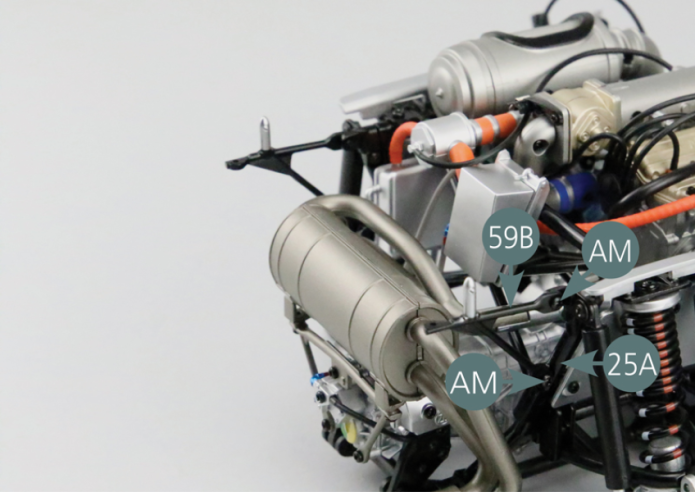 Positionner le cadre inférieur arrière droit 59B sur le bras de liaison trapézoïdal arrière droit 25A et le fixer avec deux vis AM.