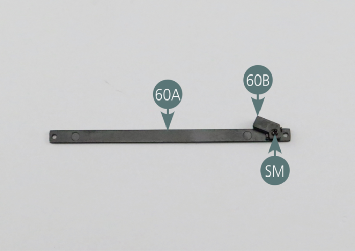 Positionner le verrou de barre de capot 60B sur la traverse du cadre arrière 60A et le fixer avec une vis SM.