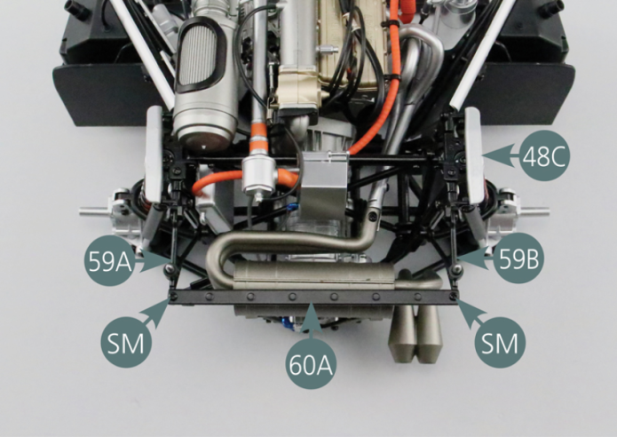 Positionner la traverse du cadre arrière 60A sur les deux cadres inférieurs arrière gauche 59A et droit 59B, puis la fixer avec deux vis SM.Pour faciliter les étapes suivantes, il est possible de retirer temporairement le cache-poussière supérieur 48C. Dans ce cas, ne pas oublier de le remettre en place une fois l’assemblage terminé.
