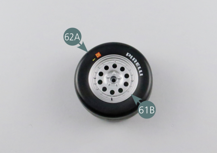 Place the outer wheel rim (61B) in the tyre (62A). Check that the tyre is correctly positioned (see markings).