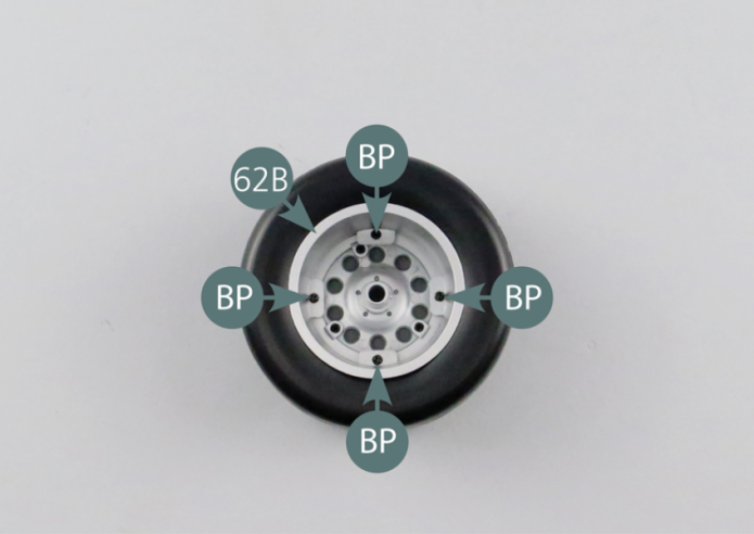 Retourner le pneumatique 62A et positionner la jante de roue intérieure 62B en l’alignant avec les quatre trous d’assemblage de la jante extérieure 61B, puis la fixer avec quatre vis BP.