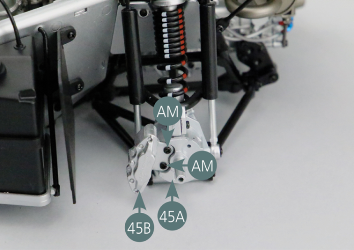 Positionieren Sie den Bremssattel (45B) an der linken Hinterradnabe (45A) und befestigen Sie ihn mit zwei AM-Schrauben. Positionieren Sie die Bremsscheibe an der linken Hinterradnabe (45A).