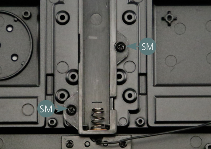 Trennen Sie den Lautsprecher (18A), das Batteriefach (18B), die Scheinwerferkabel (18D) und das Kabelbündel Rücklicht (19A) vorsichtig von der Leiterplatte (18C). Positionieren Sie das Batteriefach (18B) auf dem Boden und befestigen Sie es mit vier SM-Schrauben.