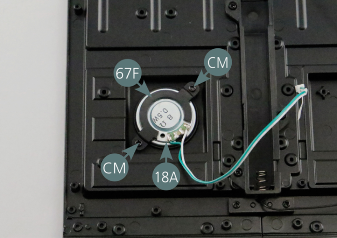 Positionner le haut-parleur 18A sur le plancher droit 67B puis le fixer avec le support de haut-parleur 67F à l’aide de deux vis CM.