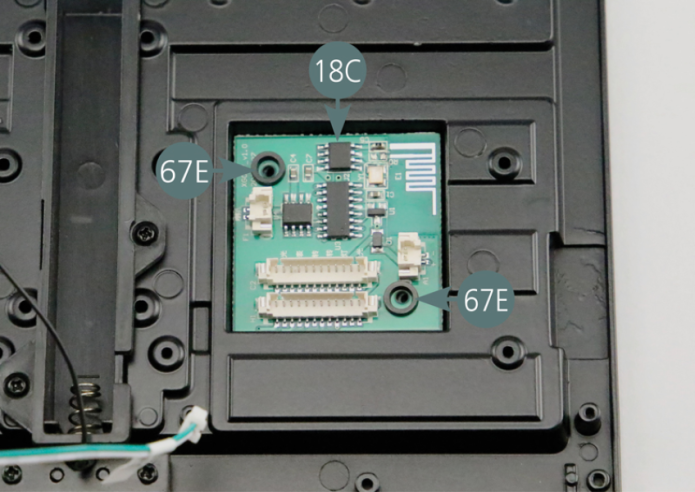 Posizionare la scheda PCB (18C) sul pavimento sinistro (67A), quindi fissarla con due viti YM che devono passare attraverso le due rondelle (67E).