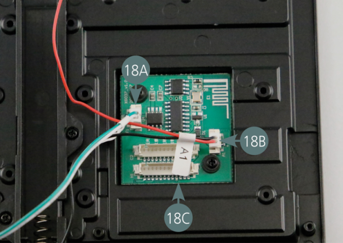 Ricollegare i cavi dell'altoparlante (18A) e del vano batteria (18B) alla scheda PCB (18C). 