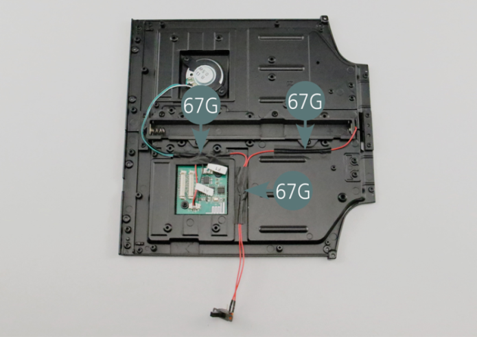 Fixer trois morceaux de ruban adhésif 67G sur les câbles comme indiqué sur la photo.