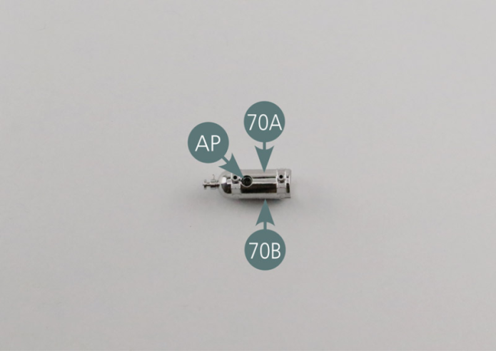 Monta las dos partes del extintor (70A y 70B) y asegúralas con un tornillo AP.