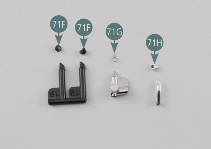 Separare con cura gli interruttori (71F), il interruttore (71G) e il pulsante (71H) dalla matrice. Posizionare i diversi elementi sulla console centrale (71E) come mostrato in figura.