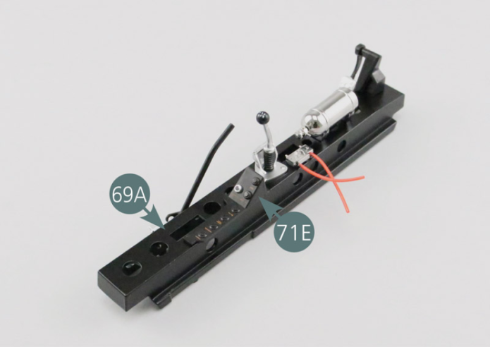 Positionner la console centrale 71E sur le tunnel central 69A, puis retourner ce dernier pour fixer la console centrale par en dessous avec deux vis AP.