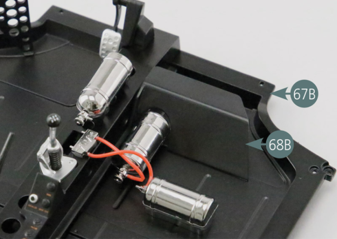 Posiciona la placa derecha (68B) en el panel de suelo derecho (67B). Voltea el suelo y fija la placa derecha desde abajo con un tornillo AP.