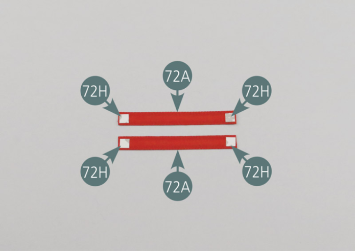 Positionner quatre morceaux d’adhésif double-face 72H sur les extrémités des sangles de ceinture de sécurité supérieure 72A. Les adhésifs doivent être positionnés sur la face arrière des sangles (celle où ne figure pas le marquage).