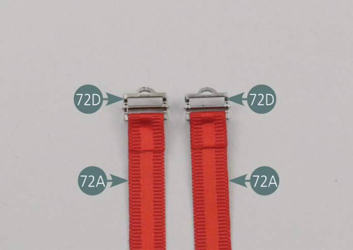 Virar as cintas e passar as extremidades das cintas através dos tensores (72D). Virar novamente as precintas (72A). Retirar a película protetora das fitas de dupla face (72H) e dobrar as extremidades das cintas para manter os tensores (72D) no lugar.