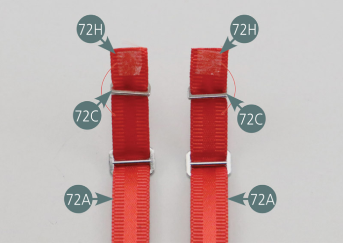 Retourner les sangles 72A. Retirer le film protecteur des adhésifs double-face 72H et plier les extrémités des sangles pour maintenir les crochets d’attache.