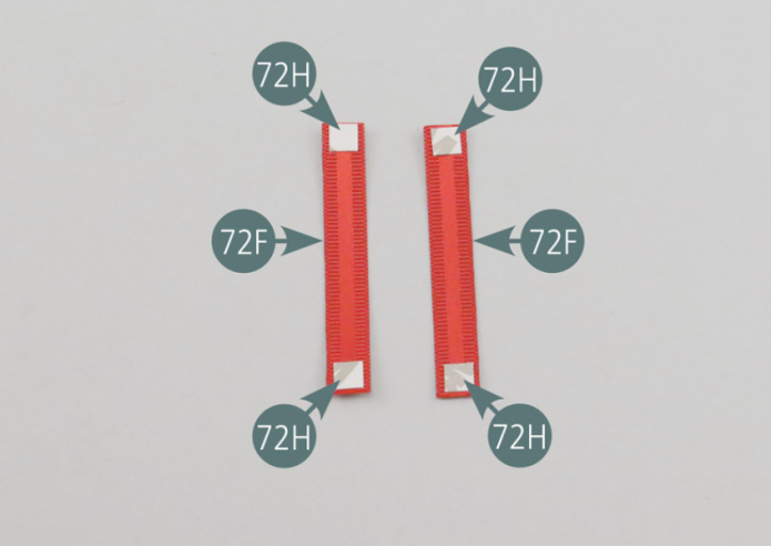 Positionner quatre morceaux d’adhésif double-face 72H sur les extrémités des sangles de ceinture de sécurité inférieure 72F. Retourner les sangles et engager leur extrémité dans les tendeurs de ceinture 72D.