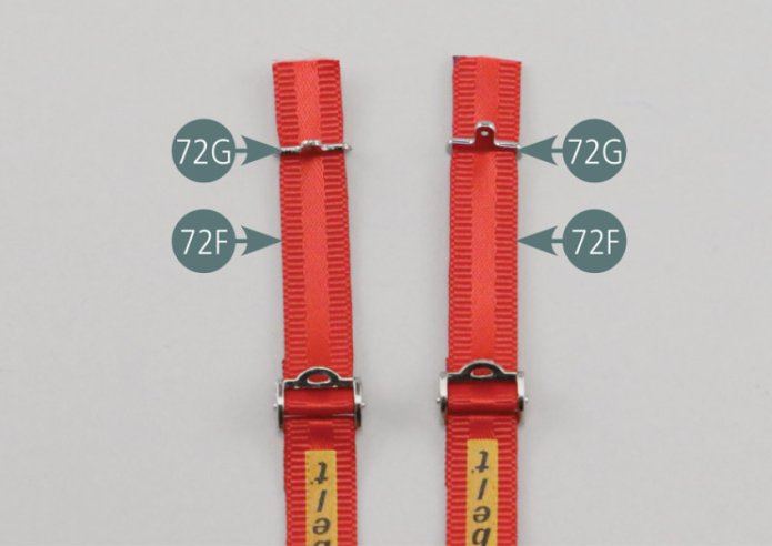 Positionner les boucles de verrouillage central 72G sur les sangles de ceinture de sécurité inférieure 72F.Retirer le film protecteur des adhésifs double-face 72H et plier les extrémités des sangles pour les maintenir sur les boucles de verrouillage central 72G.