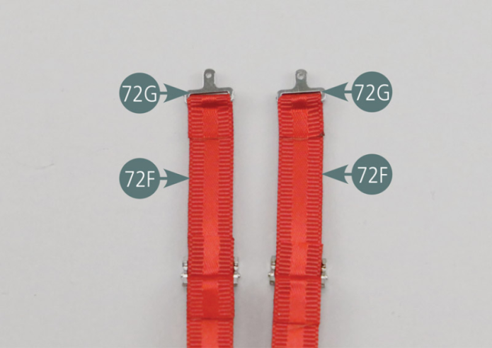 Posiciona las hebillas de cierre central (72G) en las correas inferiores de cinturón de seguridad (72F). Retira la película protectora de las cintas de doble cara (72H) y dobla los extremos de las correas para fijar las hebillas de cierre central (72G).